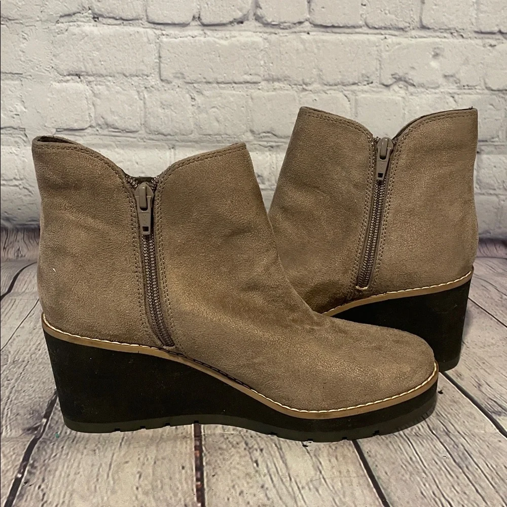 Easy Spirit Taupe and Black Wedge Boots NWOB Sz 6.5